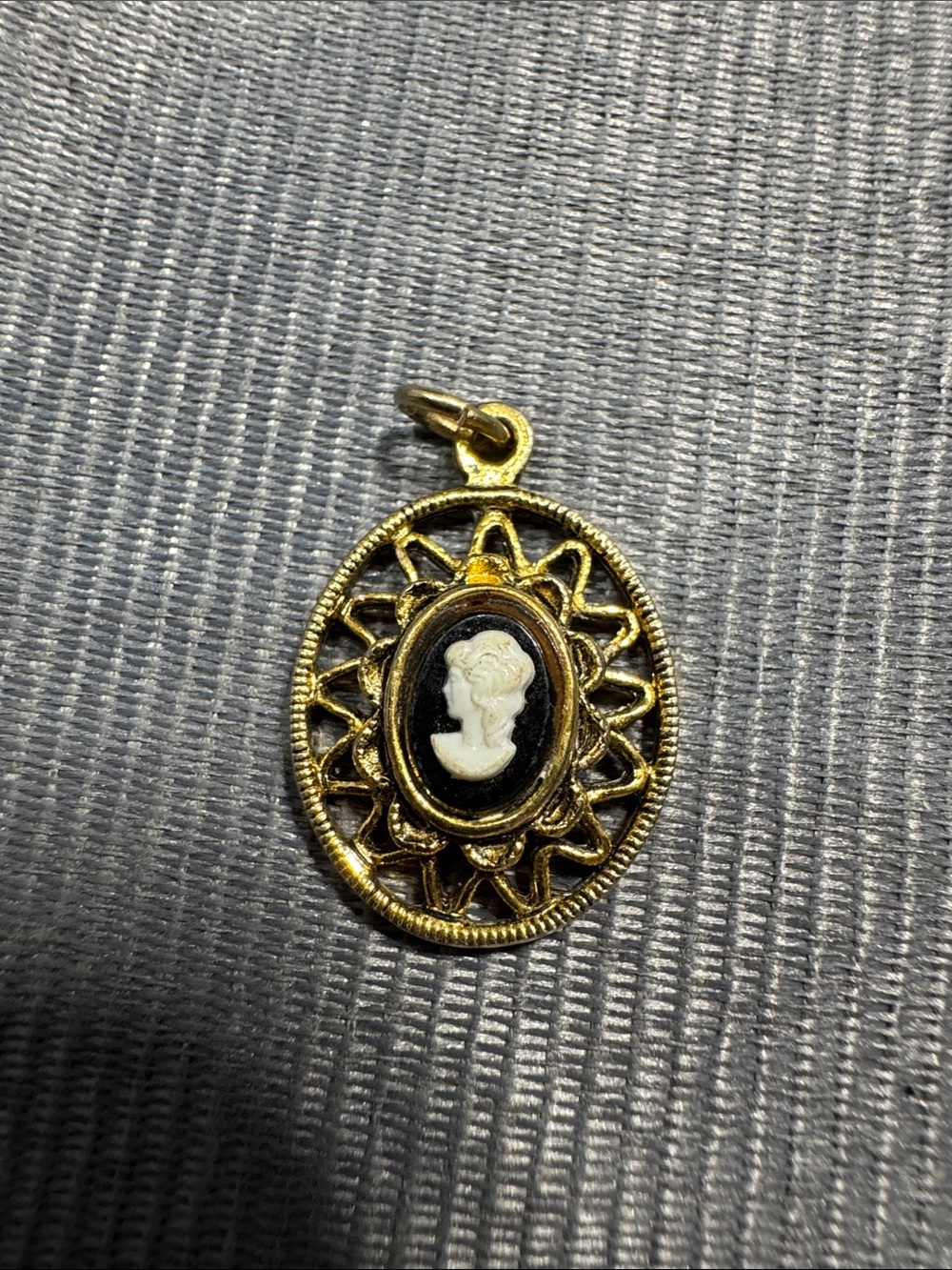 Vintage Source Unknown Gold Tone and Black Cameo Pendant Necklace